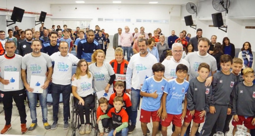 El intendente de Bol&iacute;var tiene la Camiseta Bien Puesta por el deporte