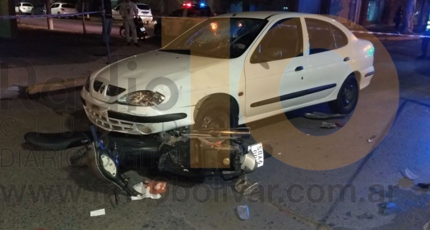 Violento impacto entre un auto y una moto se produjo en Necochea y San Mart&iacute;n