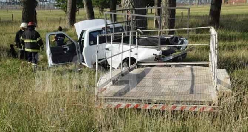 Ruta 226: una camioneta choc&oacute; contra un &aacute;rbol y dej&oacute; heridos de diversa consideraci&oacute;n