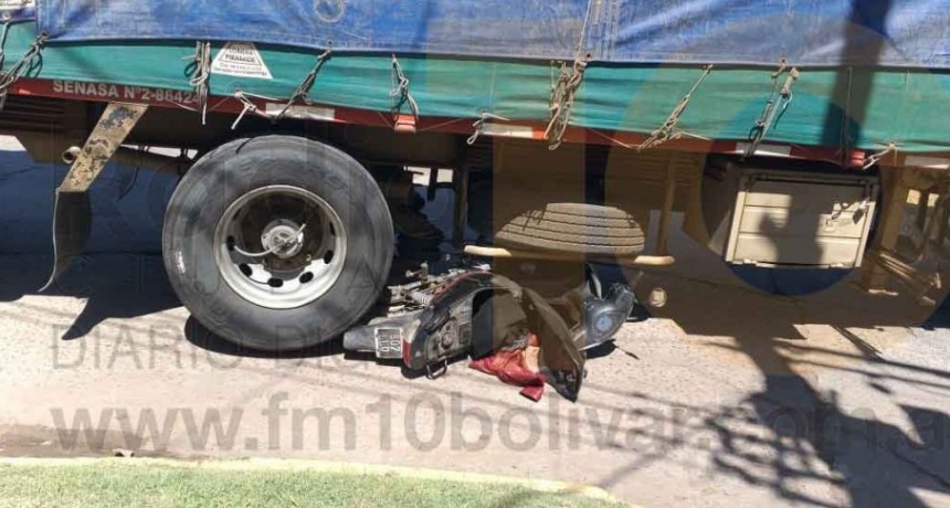 Una motociclista hospitalizada por precauci&oacute;n tras impactar con un cami&oacute;n