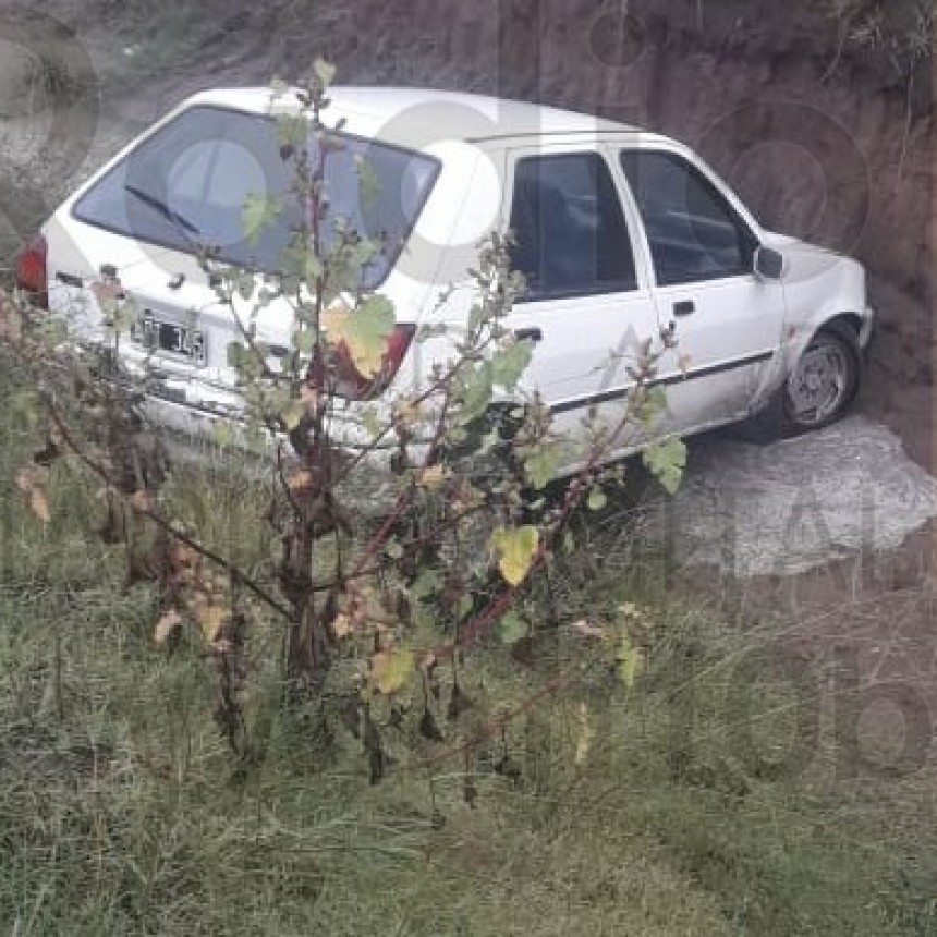Despiste de un autom&oacute;vil en el camino vecinal conocido como Ruta 205 vieja