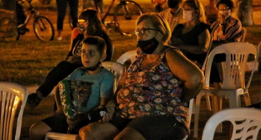 Buenos Aires Cultura: Lleg&oacute; el cine m&oacute;vil a la localidad de Urdampilleta