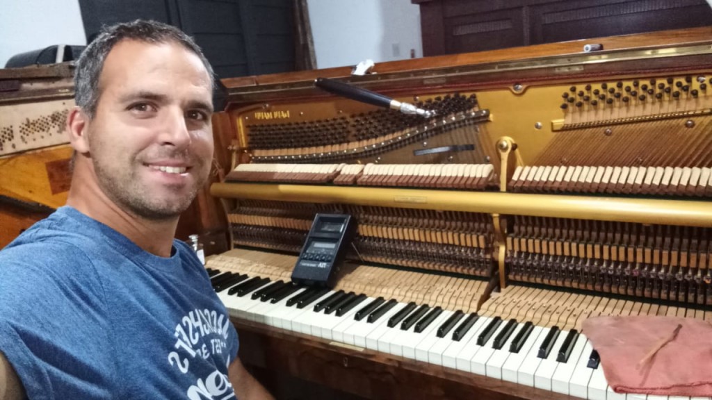 Damián Bellisoni, el oficio y el legado de la restauración de pianos