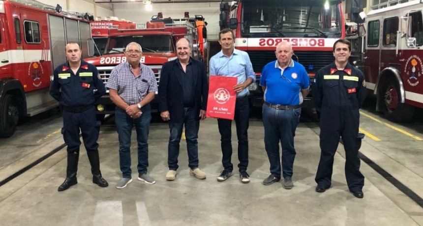 Bali Bucca recorrió el cuartel de Bomberos de Brandsen