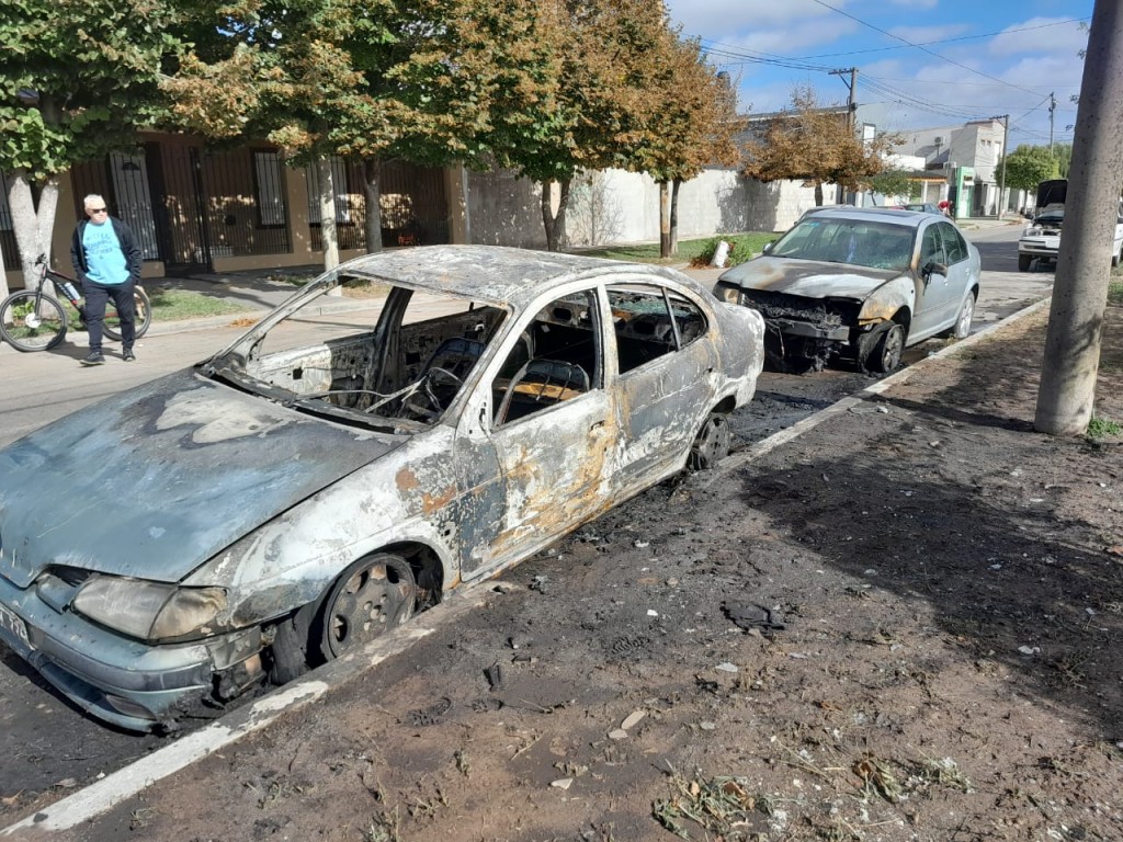 Incendiaron dos autos con daños prácticamente totales