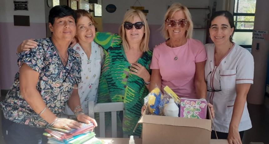 Uniendo Sonrisas comenzó con la entrega de los aportes a directivos de establecimientos que alojaron a jugadores del Mundialito Nico Treviño