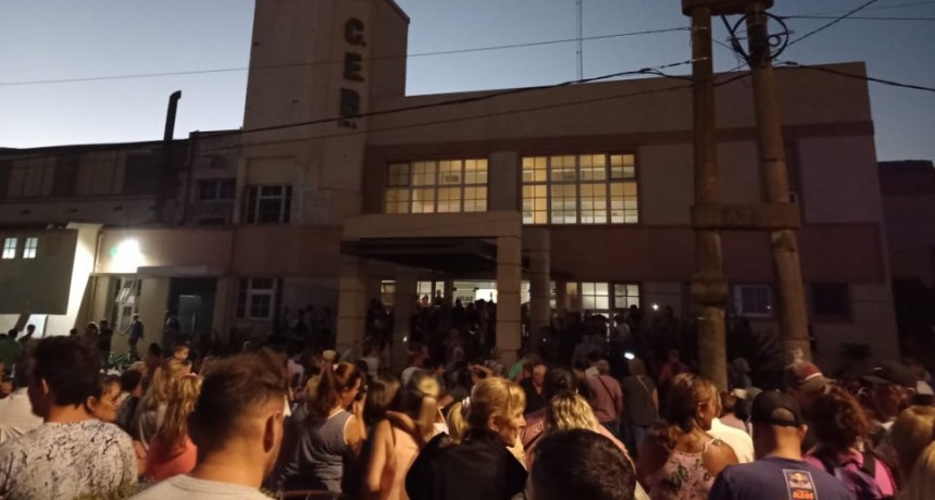 Vecinos y comerciantes se acercaron a las oficinas de la Cooperativa Eléctrica para manifestar por la regularización del servicio energético