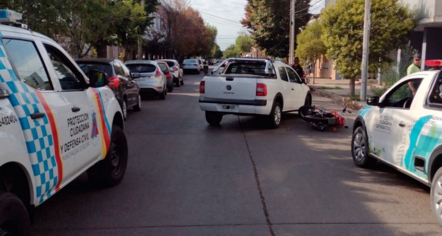 Colisión entre una camioneta y una moto