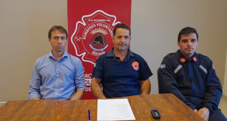 “Trabajamos en distintas modalidades, utilizando grúas, palas cargadoras y autos que la gente nos prestó para las prácticas”