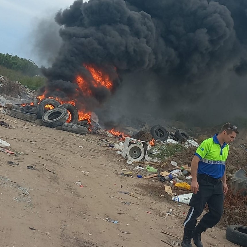 Neumáticos y residuos ardieron en el espacio abierto municipal