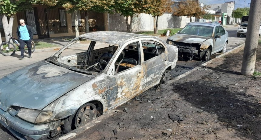 Incendiaron dos autos con daños prácticamente totales