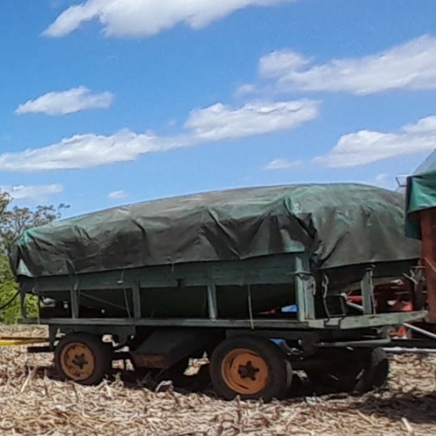Robaron un acoplado granero de La Elena