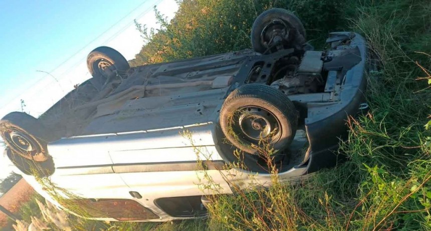 Bomberos Voluntarios asistió a una pareja de Roque Pérez, tras el vuelco en el tramo de enlace entre rotondas que distribuyen el tránsito de las rutas 65 y 226 con 205 y 65