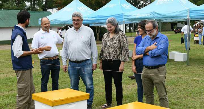 Gobierno PBA: El ministro Javier Rodríguez relanzó una línea de financiamiento para apoyar al sector apícola