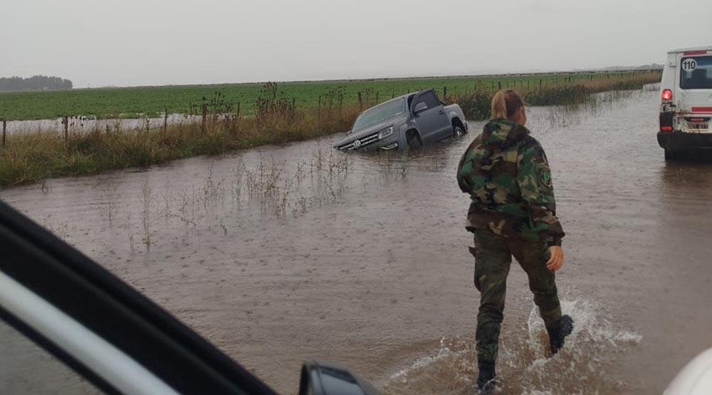 Una camioneta cayó a un zanjón con agua en la zona de Blanca Chica: dos mujeres fueron rescatadas