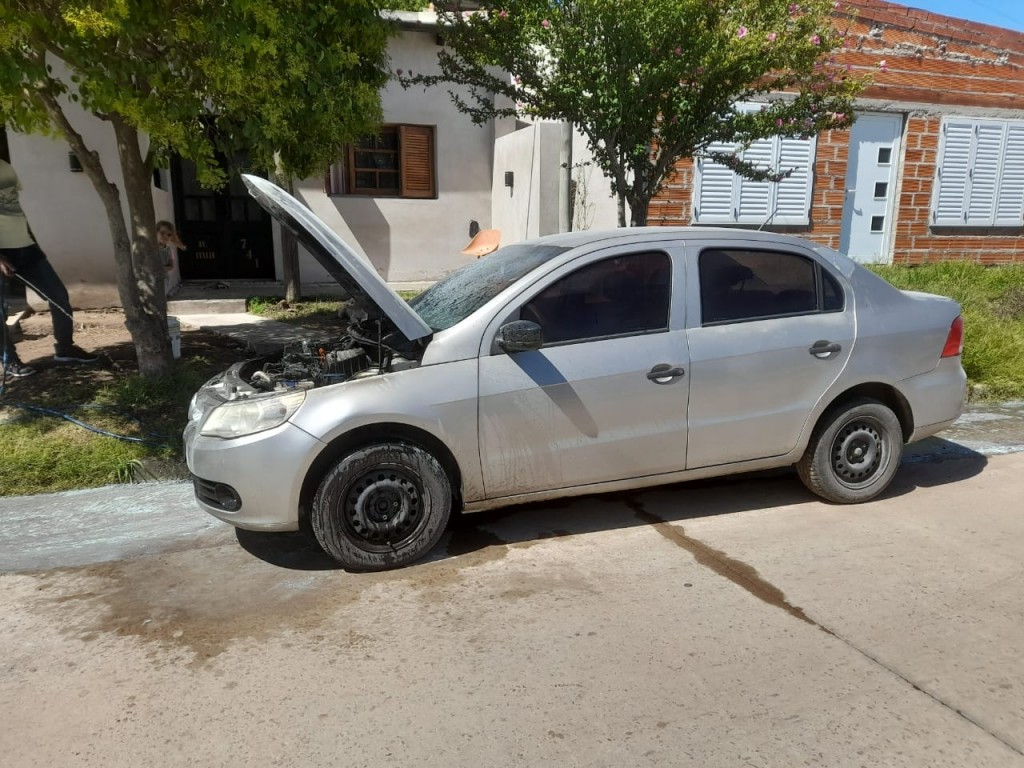 Bomberos Voluntarios de Urdampilleta, asistieron a un llamado por el principio de incendio en un vehículo