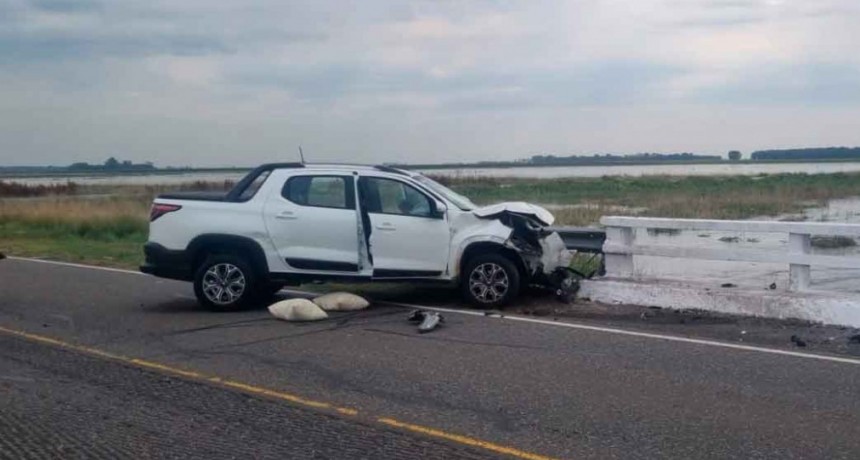 Ruta 205: Grave accidente entre dos camionetas que, se presume circulaban en mismo sentido, a la altura del canal Piñeyro, que atraviesa la ruta por medio de dos bocas anchas  y muy profundas