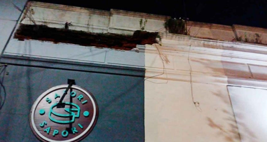 Cayó la mampostería del frente de un comercio