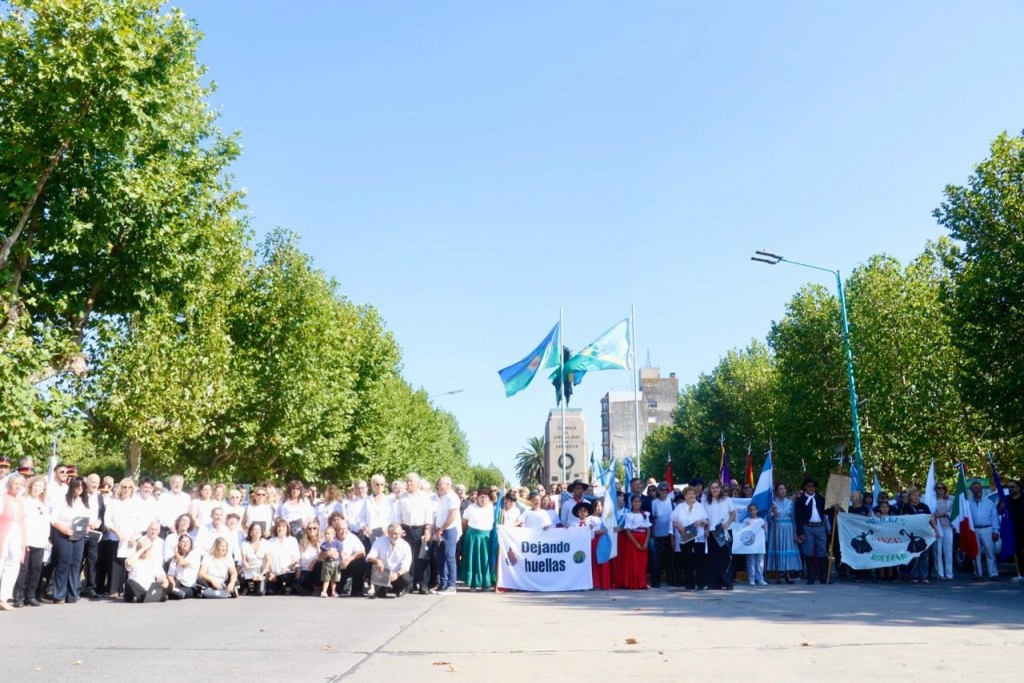 Bolívar celebró su 148º aniversario con la presentación oficial de la bandera del Partido