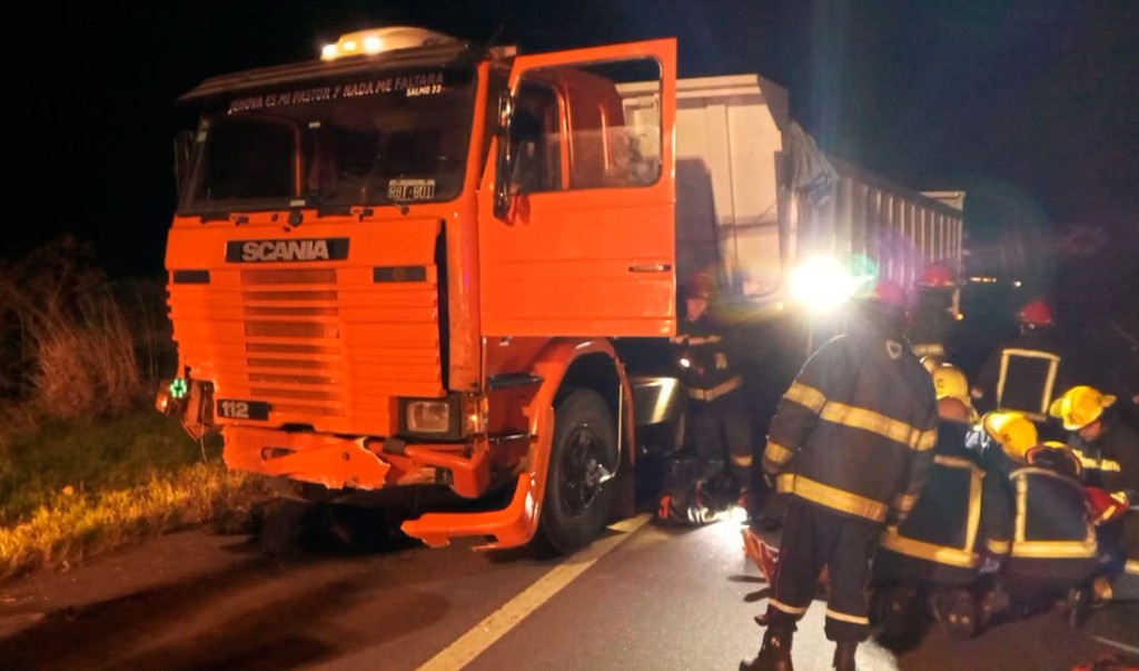 Oficial principal Bomberos Voluntarios Franco Rojas: "Trabajamos para remover uno de los camiones de la cinta asf&aacute;ltica, y luego se realiz&oacute; la limpieza del sector donde se derram&oacute; el aceite"