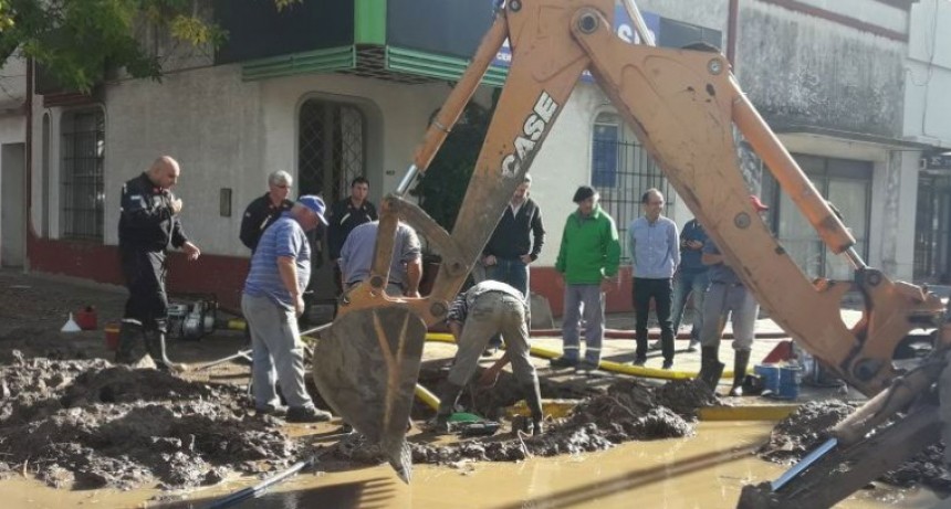 La falta de agua es por la rotura de un ca&ntilde;o madre en Almafuerte y Avenida Brown