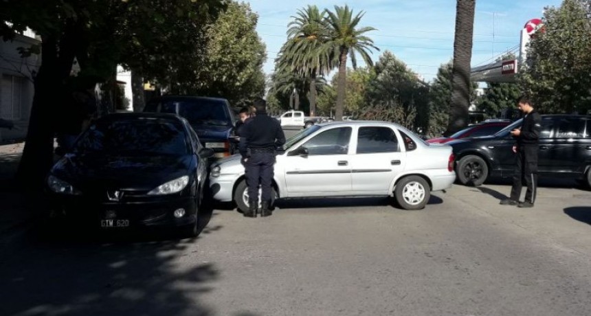 Un auto estacionado en la entre rambla se desplaz&oacute; e impact&oacute; contra otro