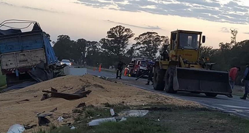 Daireaux: Un joven perdi&oacute; la vida en un choque de camiones, un camionero de Bol&iacute;var est&aacute; internado con lesiones
