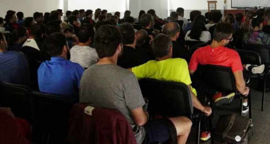 Se llev&oacute; a cabo una cl&iacute;nica de handball 