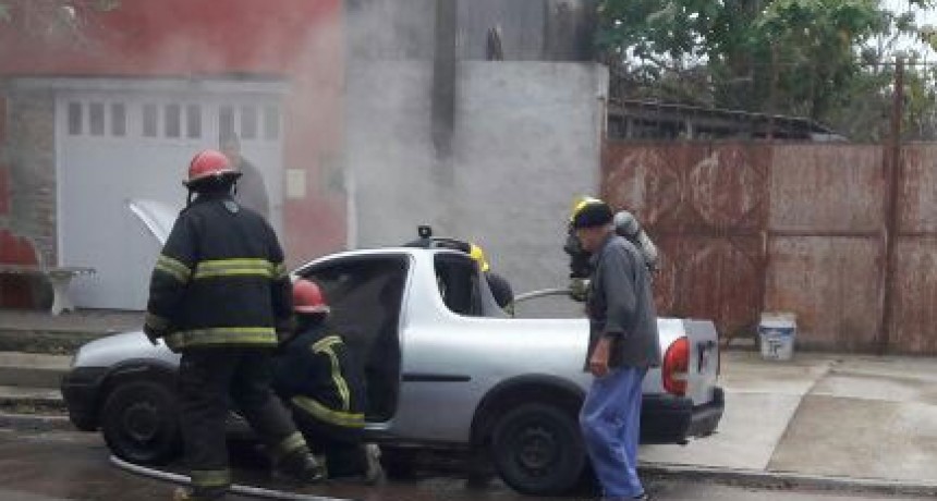 Principio de Incendio de una camioneta en la v&iacute;a p&uacute;blica (audio)