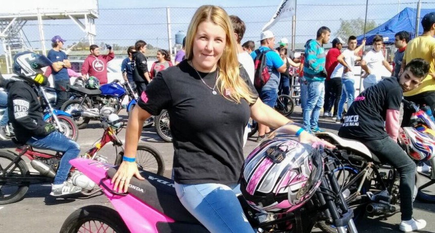 Motociclismo: Cintia Celluccio probo moto nueva en el cuarto de milla