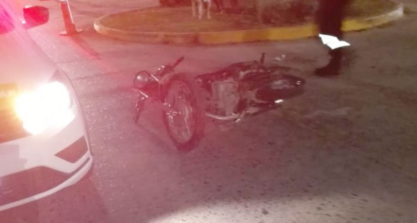Eval&uacute;an el traslado del joven accidentado en la noche del viernes, frente a la Sociedad Rural