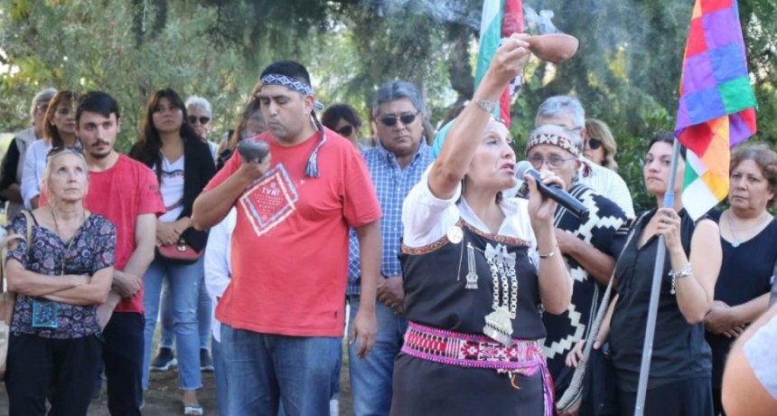 Se realiz&oacute; el cambio de nombre de la Plaza Roca por Pueblos Originarios