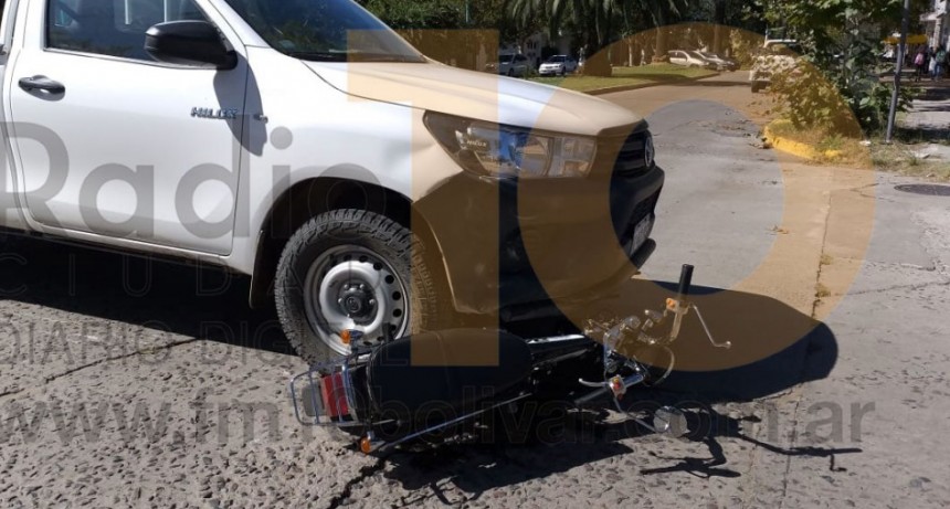 Una joven fue derivada al hospital a modo preventivo luego de un impacto entre una camioneta y una moto