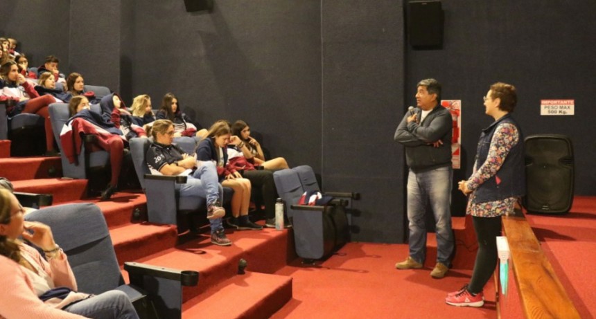 Cine Avenida: Proyectaron Teatro de Guerra para instituciones educativas