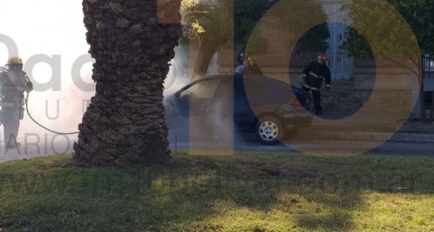 Voraz incendio de un veh&iacute;culo en Av. 25 de Mayo y calle Roca