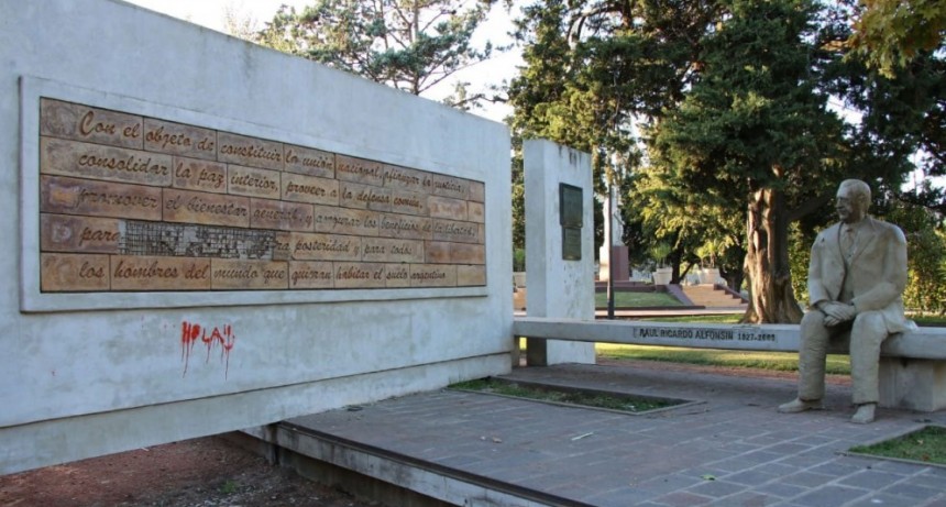 El municipio repudia el acto de vandalismo al monumento del ex presidente Ra&uacute;l Alfons&iacute;n