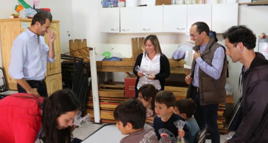 El intendente Pisano entreg&oacute; huevos de pascua en los Centros de Atenci&oacute;n Integral
