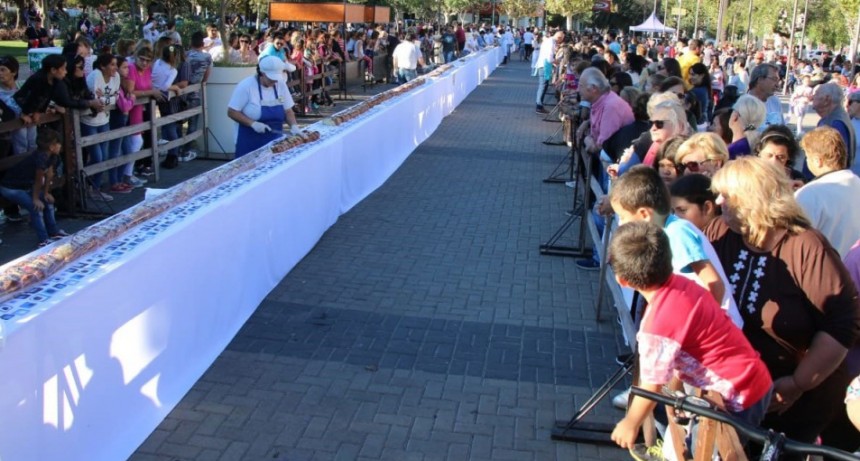 Bol&iacute;var festej&oacute; semana santa con una trenza de pascua gigante