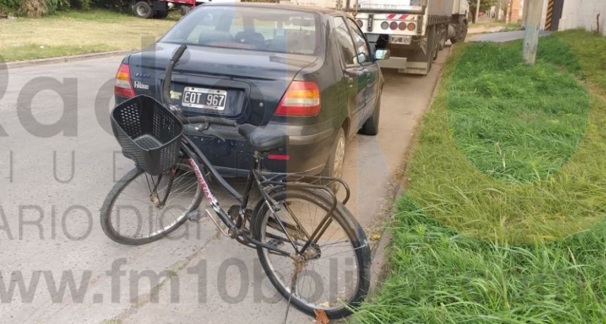 Una ciclista debi&oacute; ser hospitalizada con algunos golpes tras ser embestida por un autom&oacute;vil