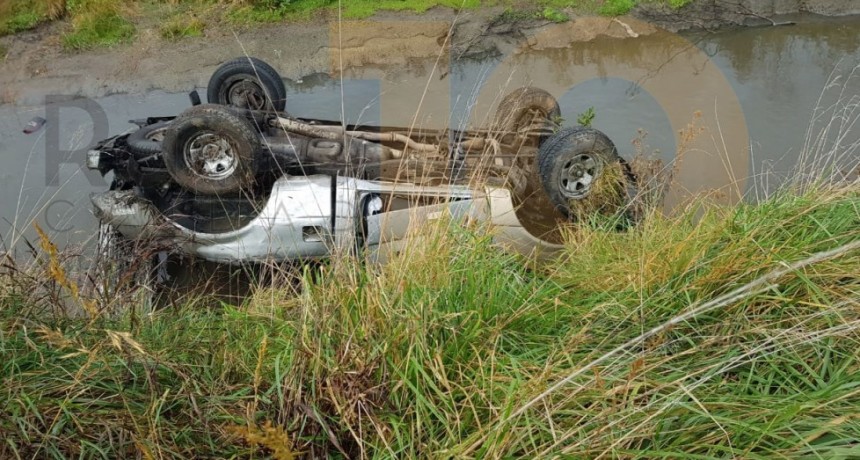 Perdió el control de su vehículo, volcó y terminó adentro del canal