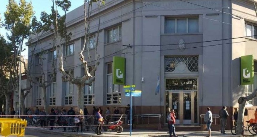 Una imagen que se esperaba; largas filas en las entidades bancarias de la ciudad