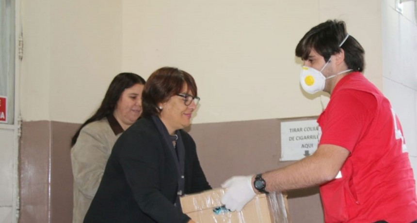 La direcci&oacute;n de adultos mayores entreg&oacute; cuadernos de actividades en casa hogar