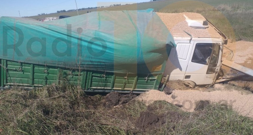 Vuelco de un cami&oacute;n en Ruta 226 km 371; el chofer result&oacute; sin lesiones (audio y video)