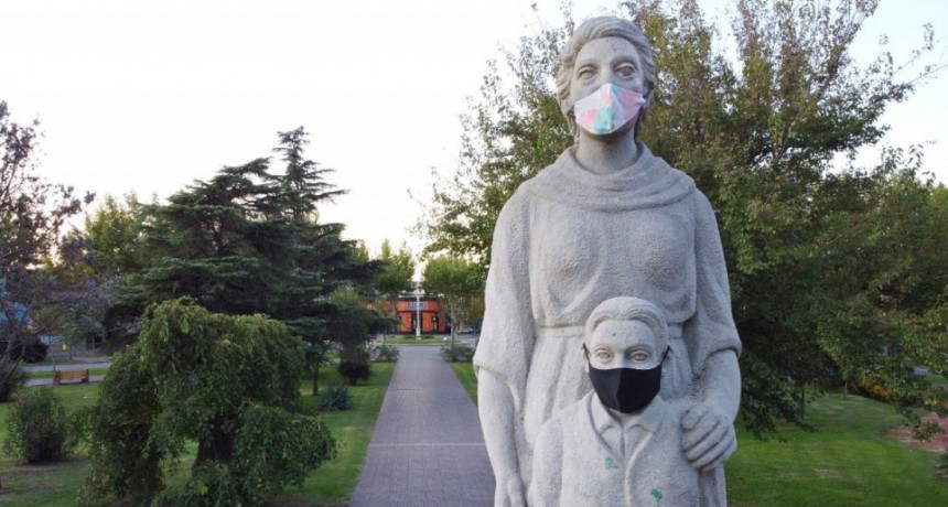 Estatuas y monumentos de la ciudad amanecieron con barbijos caseros