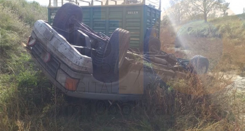 Despiste y vuelco en Ruta 65; el conductor logr&oacute; salir del veh&iacute;culo por sus propios medios