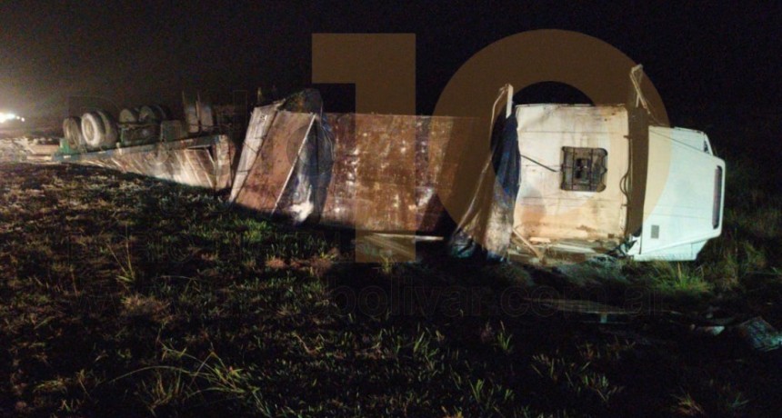 Un cami&oacute;n cargado de cemento volc&oacute; en Ruta 226; No hubo heridos