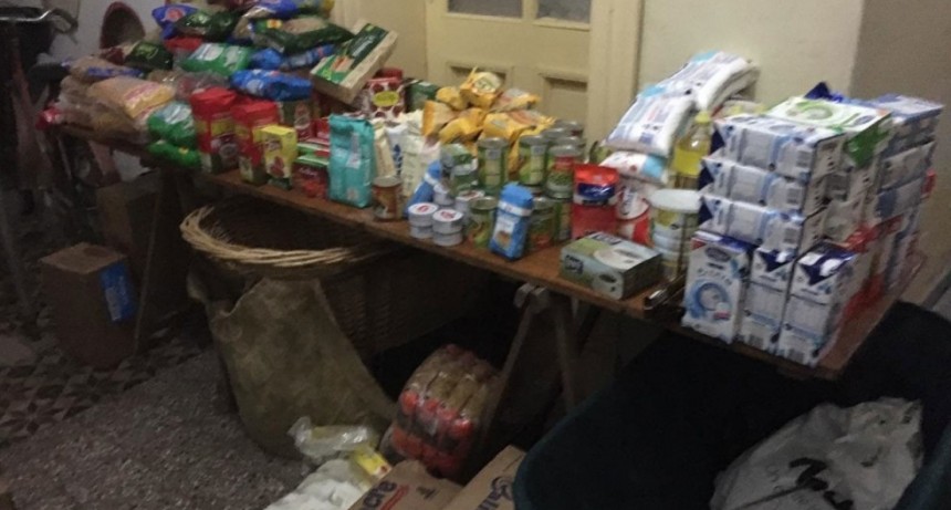 La Chocleada Bol&iacute;var don&oacute; dinero en efectivo para la Heladera Comunitaria