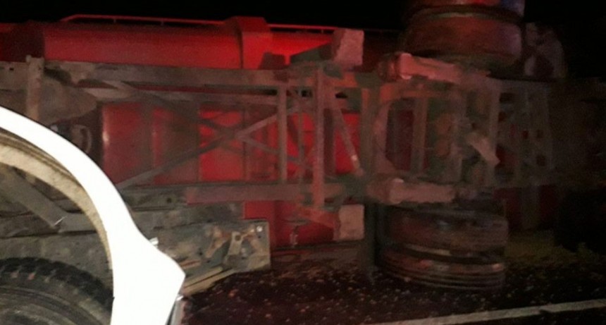 Vuelco de un cami&oacute;n con batea en el km. 128 de la Ruta N&deg; 205