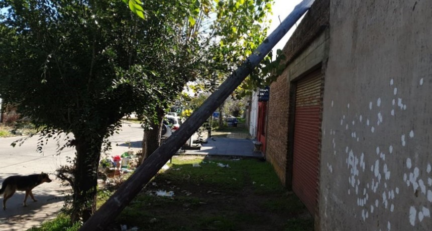 Bomberos acudi&oacute; al retiro de un poste que se encontraba sobre una vivienda