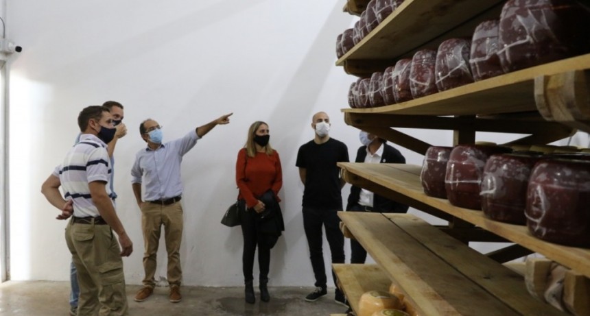 Producci&oacute;n: El Intendente Pisano y funcionarios Provinciales recorrieron la f&aacute;brica agropecuaria 'El Desaf&iacute;o'